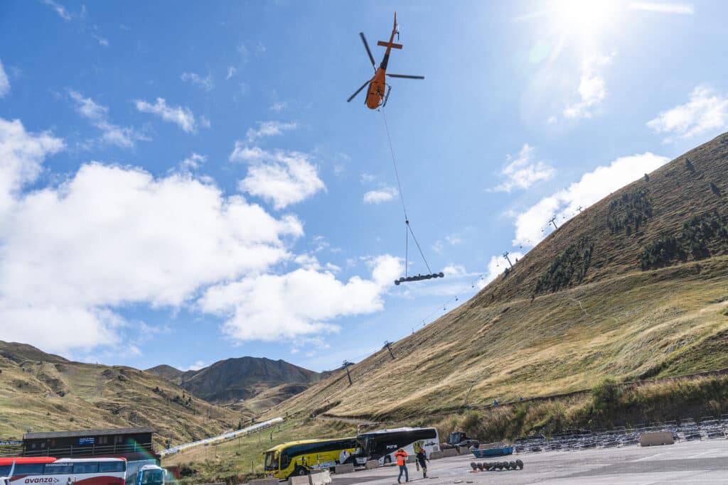 Astún en verano: Avances en la reparación del telesilla de Canal Roya 4 Astún en verano: heli canalroya
