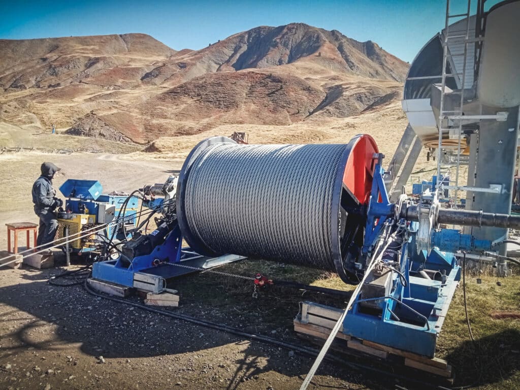 Instalación del nuevo cable tractor en el telesilla de Canal Roya